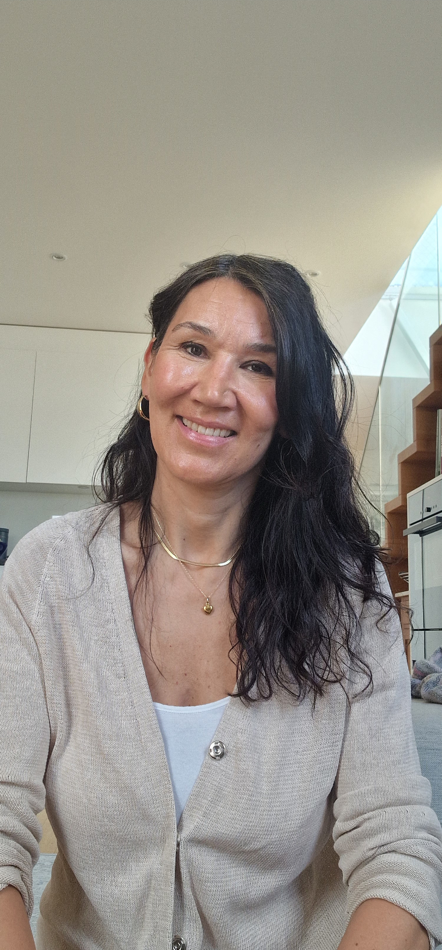 Kirsten Timmer im Gespräch, in warmem Tageslicht