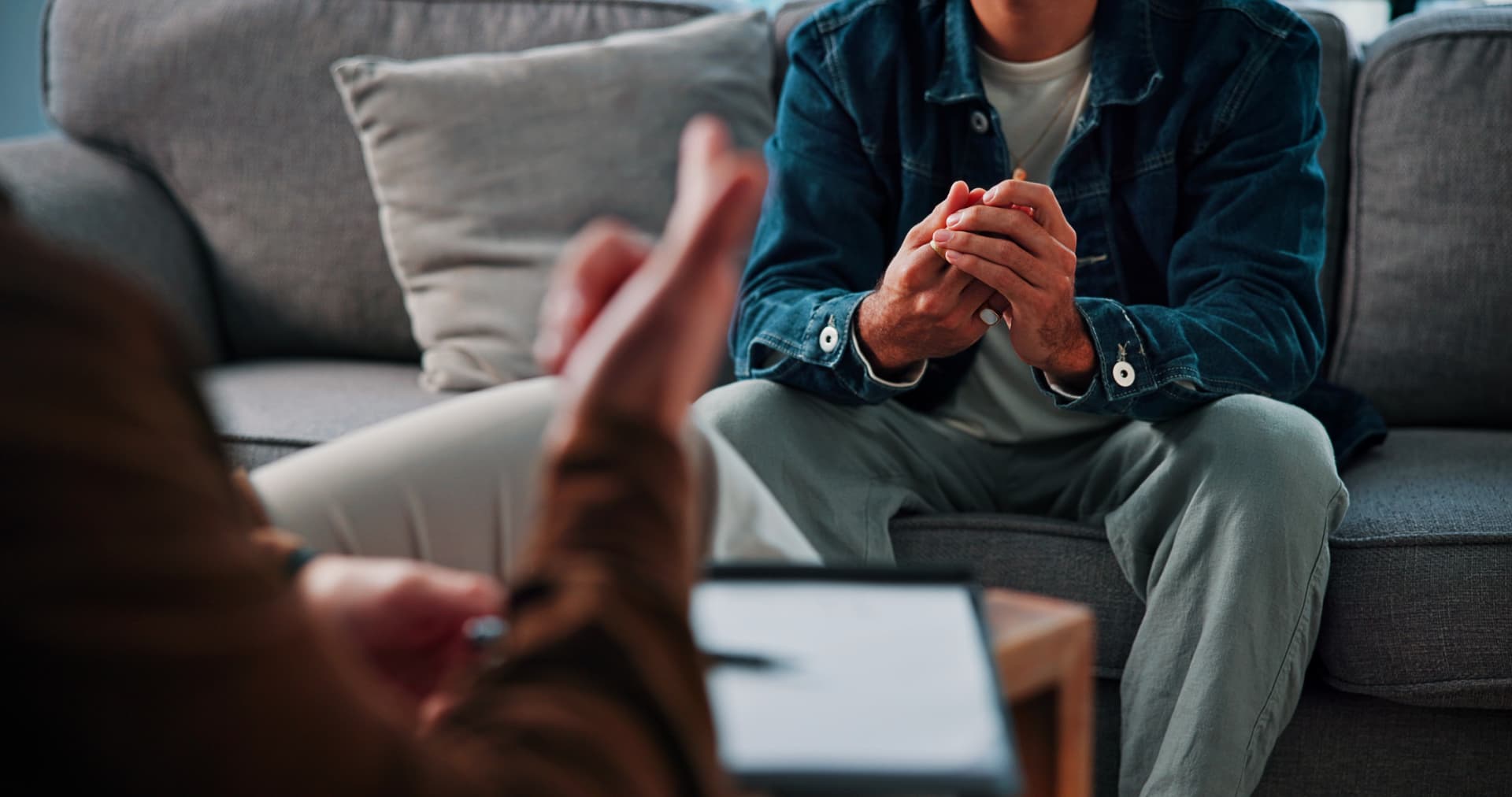 Hände, die sich im therapeutischen Gespräch halten – ein ruhiger, achtsamer Moment